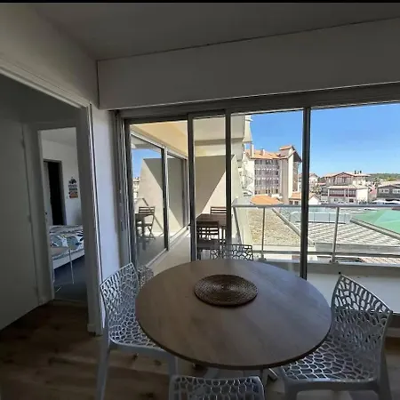 T2 Dans Front De דירה